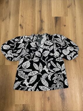 Ann Taylor Factory Black and White Floral V-Neck Puff Sleeve Blouse